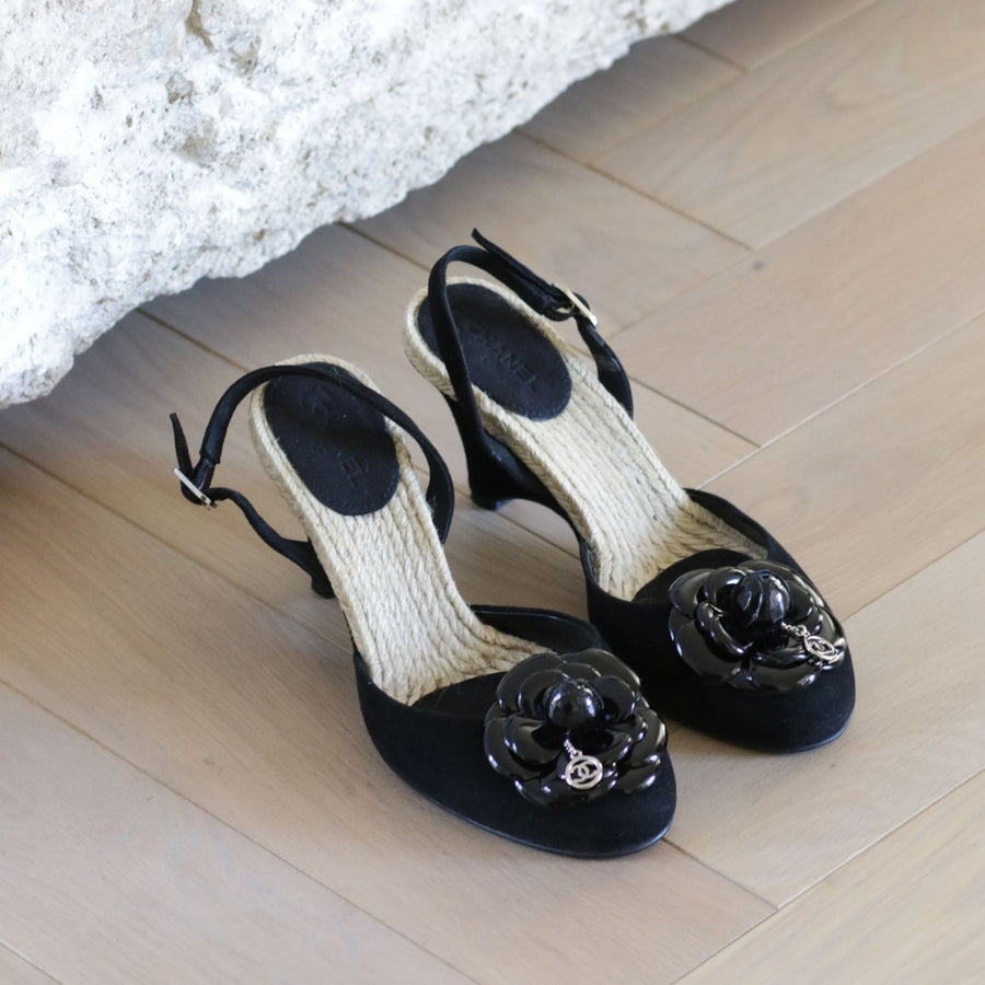 JH Vintage : CHANEL Suede Wedge With Camellia Flower